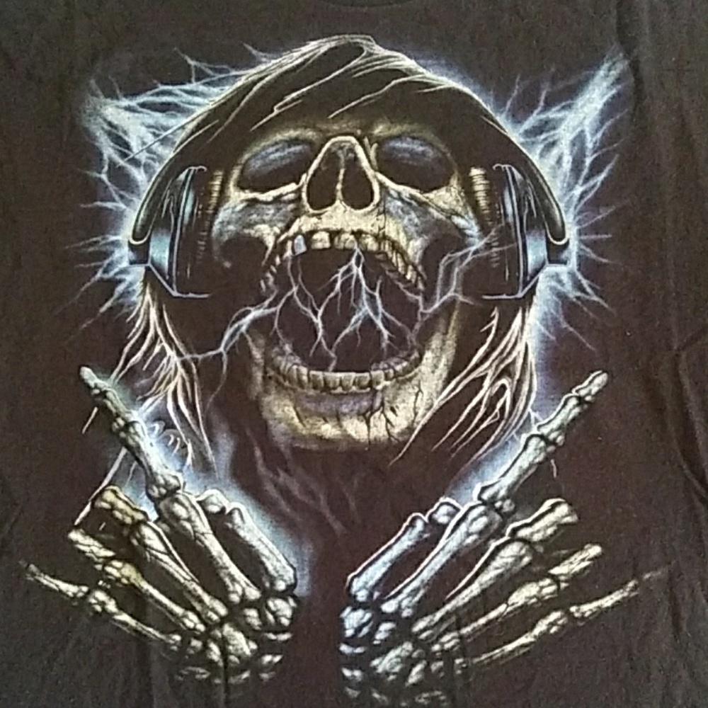 XL shirt - skull with headphones and lightning